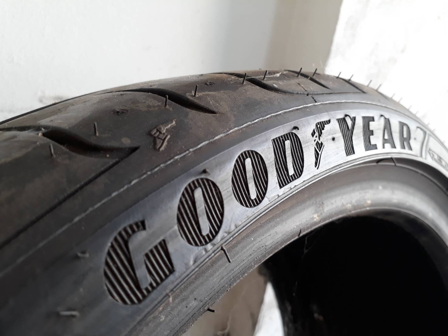 Goodyear F1  made in Germany 255/30/19 สภาพสวยที่สุด 95-98%